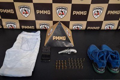 O homem e o material apreendido foram encaminhados à delegacia da Polícia Civil -  (crédito: Reprodução/PMMG)