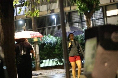 Pancadas de chuva de at&eacute; 20 mm, com raios e rajadas de vento em torno de 45 km/h, podem atingir BH at&eacute; 8h de quarta-feira (20/5) -  (crédito: Marcos Vieira/EM/D.A.Press)