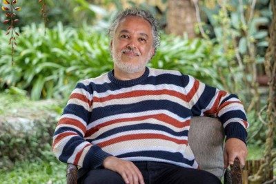 Psicólogo e escritor Alexandre Coimbra Amaral diz que a solidão moderna não é fracasso individual, mas fruto do ritmo acelerado imposto pela vida digital -  (crédito: Fliaraxá/divulgação)