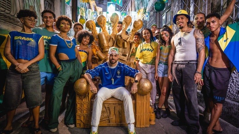 Papatinho (centro) e elenco celebram o lan&ccedil;amento de "Bate no Peito", novo single da campanha da Sele&ccedil;&atilde;o Brasileira para a Copa do Mundo. -  (crédito: Gabriel Vaz)