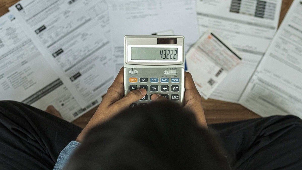Brasileiros usam calculadora para organizar finan&ccedil;as e aproveitar o Desenrola 2.0 para quitar d&iacute;vidas com at&eacute; 90% de desconto. -  (crédito: Freepik/Divulga&ccedil;&atilde;o)