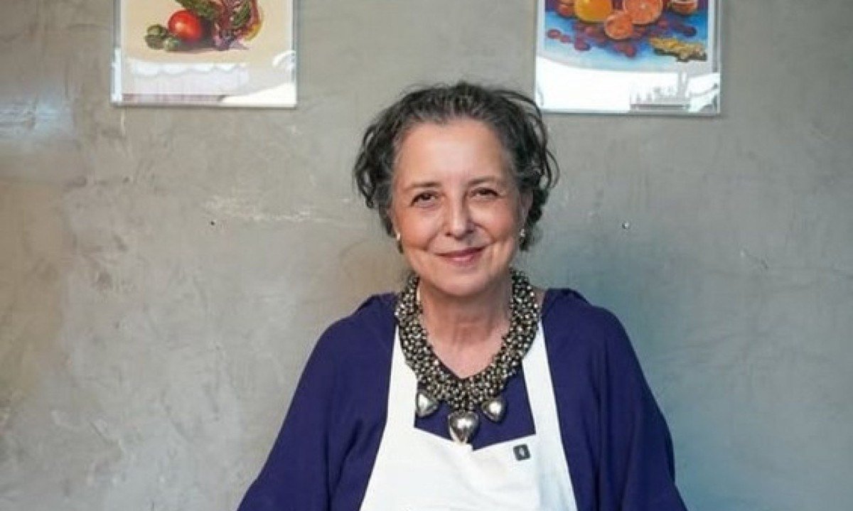 Agnes Farkasv&ouml;lgyi, usando avental de cozinheira, sorri para a c&acirc;mera