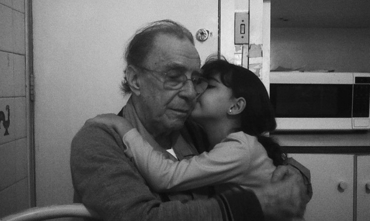 Cantor Jo&atilde;o Gilberto abra&ccedil;ado com a filha ca&ccedil;ula, Luisa, quando ela era pequena
