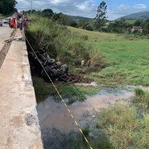 Caminhão cai de ponte no interior de Minas e deixa um morto - Reprodução/CBMMG