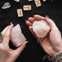 Cristais e energia: o que a ciência do quartzo revela sobre piezoeletricidade e por que isso inspira crenças esotéricas - Portal Giro 10
