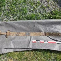 Em excursão escolar na Noruega, garoto de seis anos encontra espada que pode ser da Era Viking - Portal Giro 10
