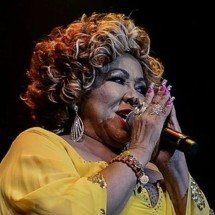 Após cirurgia na coluna, Alcione impressiona ao dançar em show - Tupi