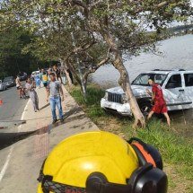 Motorista prende o pé no acelerador e carro cai em lagoa, em Lagoa Santa - CBMMG / Divulga&ccedil;&atilde;o