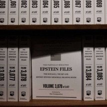 Exposição em NY reúne 7 toneladas de documentos sobre Epstein e Trump - Edna Leshowitz/Getty Images via AFP