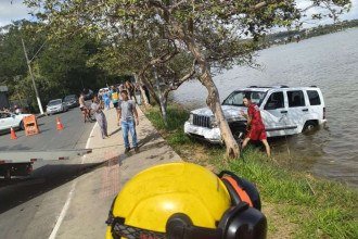 Motorista prende o pé no acelerador e carro cai em lagoa, em Lagoa Santa