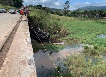 Após os trabalhos periciais, será realizada a extricação, procedimento de retirada da vítima das ferragens e da cabine do caminhão -  (crédito: Reprodução/CBMMG)