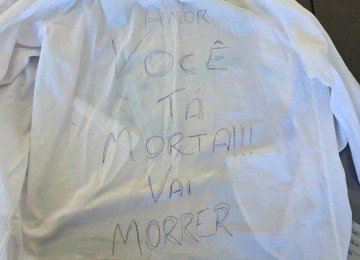 Camisa com ameaça de morte foi deixada pelo suspeito na casa da ex-companheira -  (crédito: PCMG/Divuulgação)