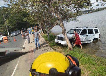 Os bombeiros auxiliaram na retirada do ve&iacute;culo d'&aacute;gua   -  (crédito: CBMMG / Divulga&ccedil;&atilde;o)
