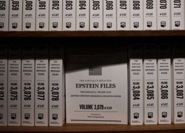 Exposição exibe biblioteca com 3,5 milhões páginas dos arquivos do caso Epstein, que foram liberados pelo Departamento de Justiça  -  (crédito: Edna Leshowitz/Getty Images via AFP)