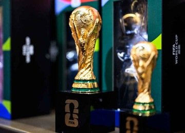 Réplicas do troféu da Copa do Mundo são exibidas em loja do Mundial 2026 em Miami (EUA) -  (crédito: CHANDAN KHANNA / AFP)