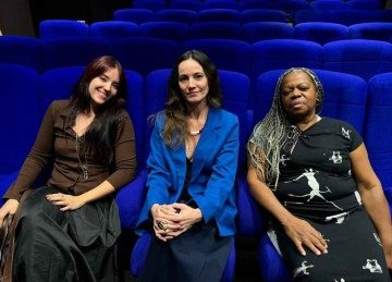 Amanda Schettino, assistente de dire&ccedil;&atilde;o, atriz e diretora L&iacute;via Gaudencio e a codiretora Cida Reis ap&oacute;s a sess&atilde;o de 'Onde est&aacute; voc&ecirc; agora?' no March&eacute; du Film, evento do festival de Cannes  -  (crédito: Acervo pessoal)