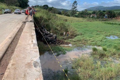 Após os trabalhos periciais, será realizada a extricação, procedimento de retirada da vítima das ferragens e da cabine do caminhão -  (crédito: Reprodução/CBMMG)