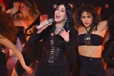 Cher celebra sua trajet&oacute;ria de seis d&eacute;cadas na m&uacute;sica, consolidando-se como a 'Deusa do Pop' e um &iacute;cone de gera&ccedil;&otilde;es. -  (crédito: AFP)