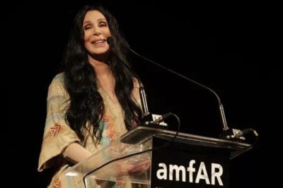 Cher discursa em evento da amfAR, funda&ccedil;&atilde;o da qual &eacute; grande apoiadora na luta contra o HIV/AIDS desde os anos 1980. -  (crédito: Getty Images via AFP)