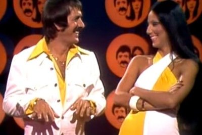 Sonny Bono e Cher no auge do sucesso de "The Sonny &amp; Cher Comedy Hour", programa que destacou a veia c&ocirc;mica da cantora e atriz. -  (crédito: Reprodu&ccedil;&atilde;o)