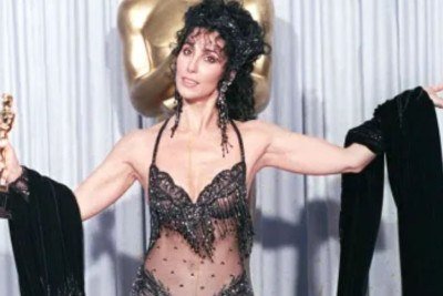 Cher celebra sua vit&oacute;ria com o Oscar de Melhor Atriz por "Feiti&ccedil;o da Lua", um marco em sua aclamada carreira cinematogr&aacute;fica. -  (crédito: Divulga&ccedil;&atilde;o)