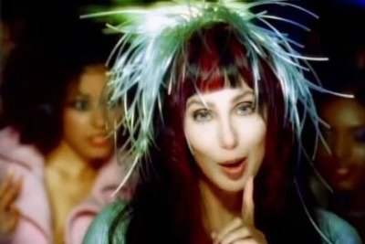 Cher no videoclipe de 'Believe', can&ccedil;&atilde;o que se tornou um marco na m&uacute;sica pop pelo uso inovador do Auto-Tune. -  (crédito: YouTube/ reprodu&ccedil;&atilde;o)