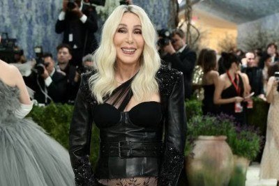 Cher no Met Gala, continuando a inspirar com seu estilo &uacute;nico e audacioso, um reflexo do legado de moda discutido na mat&eacute;ria. -  (crédito: AFP)