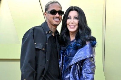Cher e seu namorado, o rapper Alexander "AE" Edwards, que assumiram o relacionamento no final de 2022. -  (crédito: AFP)