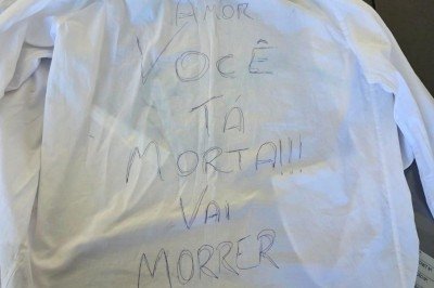 Camisa com ameaça de morte foi deixada pelo suspeito na casa da ex-companheira -  (crédito: PCMG/Divuulgação)