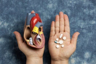Esses medicamentos atuam diretamente no fígado ao bloquear uma enzima responsável pela produção de colesterol. Com menor fabricação interna da substância, o organismo passa a retirar mais colesterol da circulação sanguínea, reduzindo os níveis de LDL. Esse controle é fundamental porque o excesso de LDL favorece o acúmulo de placas de gordura nas paredes arteriais, uma condição que eleva o risco de infartos e acidentes vasculares cerebrais. -  (crédito: Reprodução/Freepik)