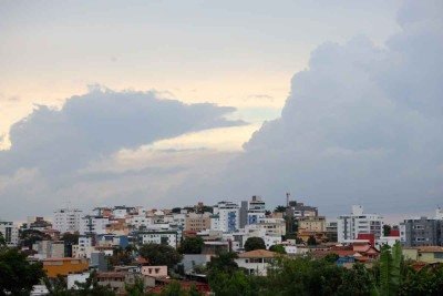 Enquanto o El Niño não vem, Belo Horizonte e outras 595 cidades mineiras têm dia de alerta amarelo, com possibilidade de chuvas até as 21h de hoje -  (crédito: Marcos Vieira/EM/D.A Press)