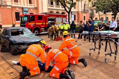 Corpo de Bombeiros realiza simulação de acidente na Praça da Liberdade -  (crédito: Jair Amaral/EM)
