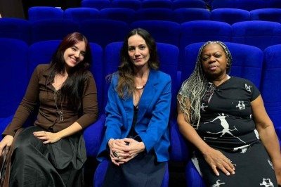 Amanda Schettino, assistente de dire&ccedil;&atilde;o, atriz e diretora L&iacute;via Gaudencio e a codiretora Cida Reis ap&oacute;s a sess&atilde;o de 'Onde est&aacute; voc&ecirc; agora?' no March&eacute; du Film, evento do festival de Cannes  -  (crédito: Acervo pessoal)
