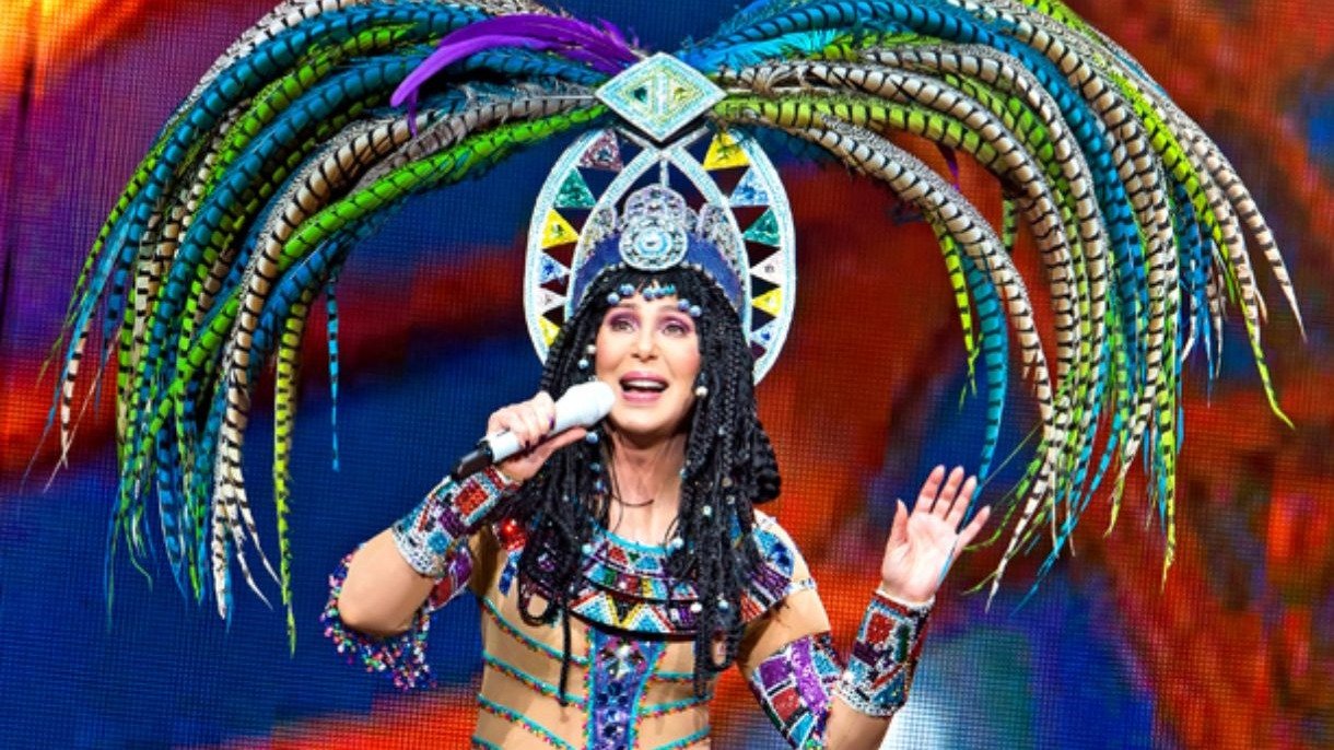 Cher em performance, refletindo o estilo extravagante que a tornou &iacute;cone da m&uacute;sica e ativista LGBT+, como abordado na mat&eacute;ria. -  (crédito: Divulga&ccedil;&atilde;o)