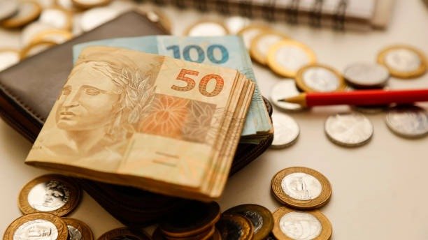 C&eacute;dulas e moedas representam os valores do PIS/Pasep que est&atilde;o sendo liberados aos trabalhadores. -  (crédito: iStock)