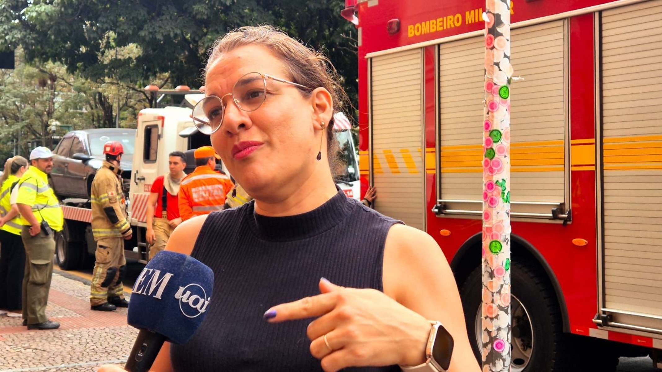 A professora de seguran&ccedil;a do trabalho, Fl&aacute;via Moraes, leva turma para simula&ccedil;&atilde;o na Pra&ccedil;a da Liberdade. 