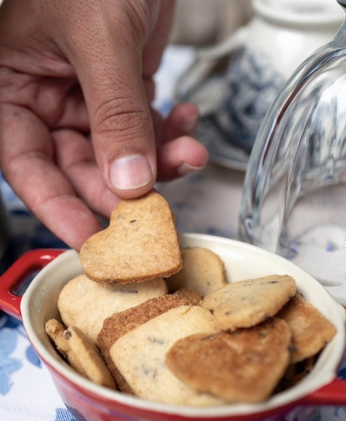 Os biscoitos amanteigados da Vila da Lavanda carregam, al&eacute;m do sabor, as propriedades calmantes e relaxantes da planta 