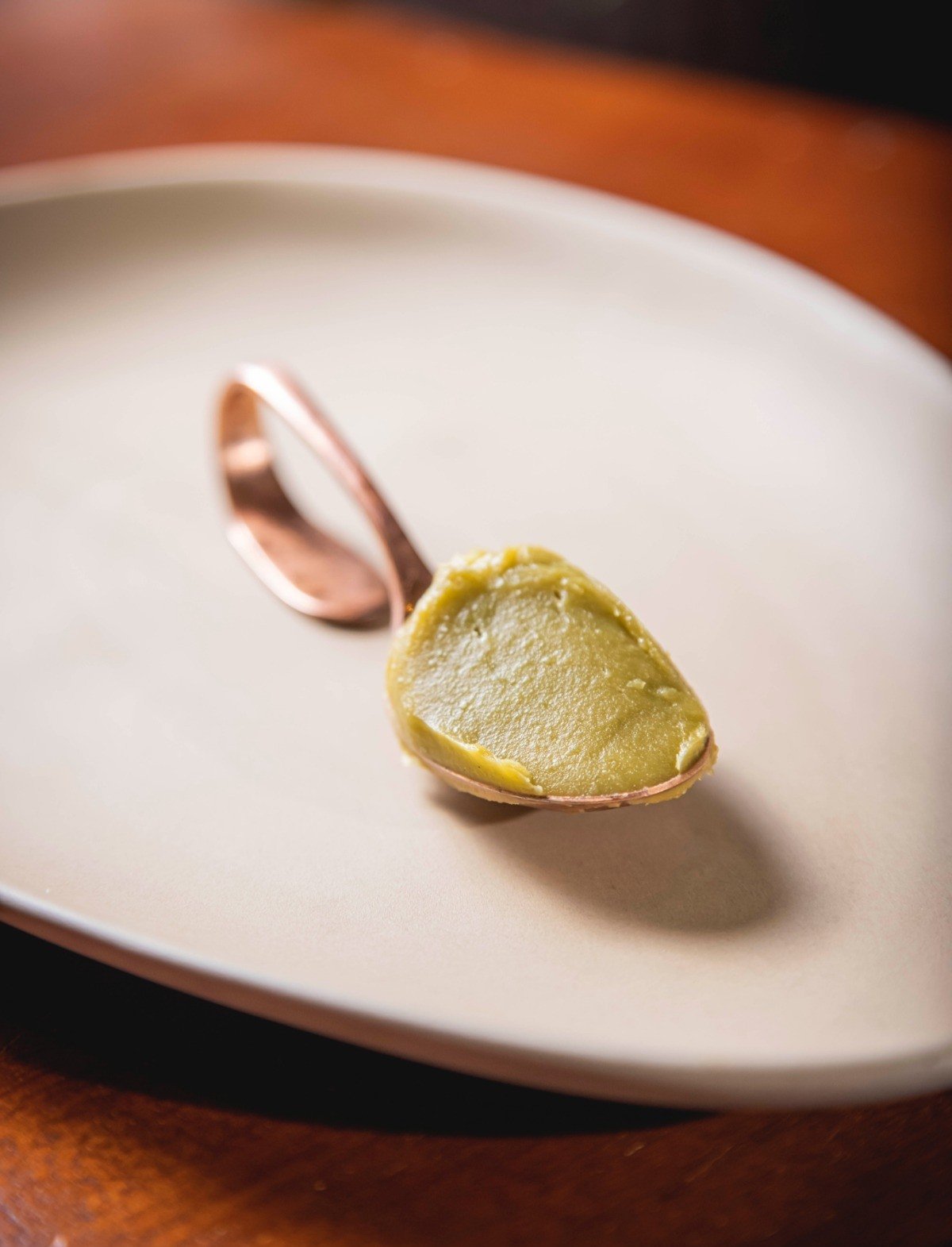 A ideia de fazer brigadeiro de capim-santo surgiu em uma viagem que a m&atilde;e da chef Morena Leite fez para a &Aacute;sia 