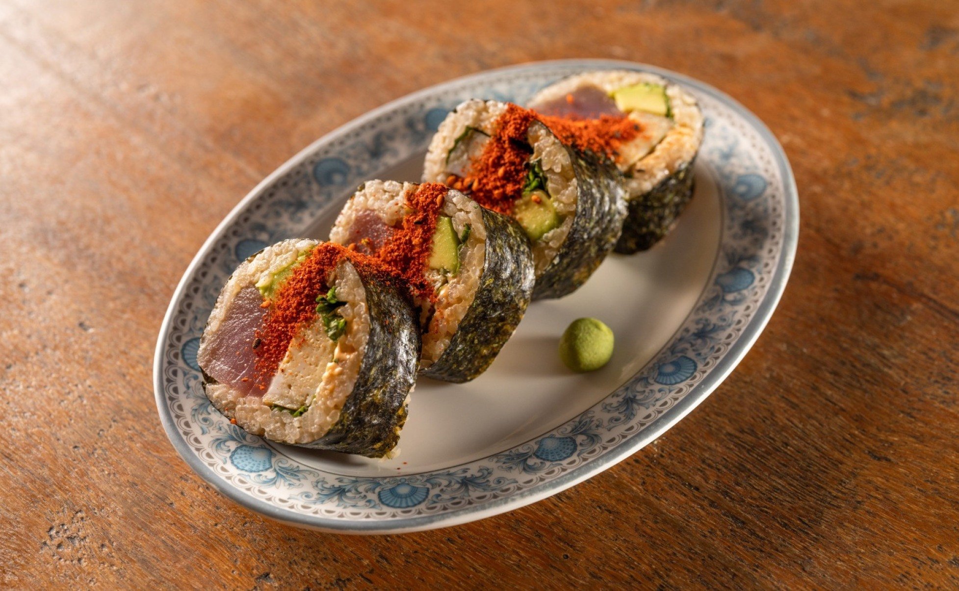 Origin&aacute;rio da &Aacute;sia, o shiss&ocirc; aparece no futomaki de atum picante, arroz, tamagoyaki e abacate do Okinaki 
