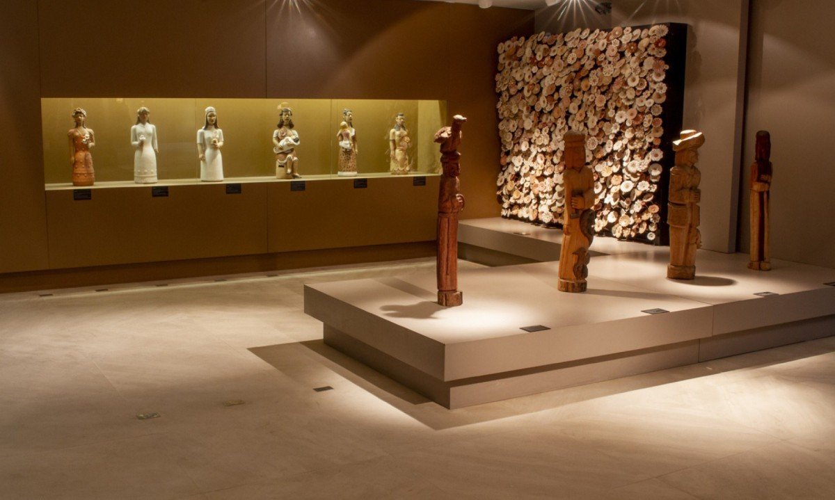 Pe&ccedil;as em cer&acirc;mica do Vale do Jequitinhonha expostas no Centro de Arte Popular, em Belo Horizonte