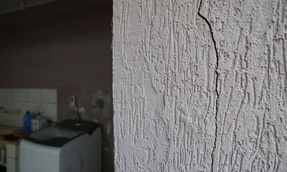 Além das paredes, rachaduras também são vistas em pilares da residência de Núbia      -Marcos Vieira/EM/D.A.Press