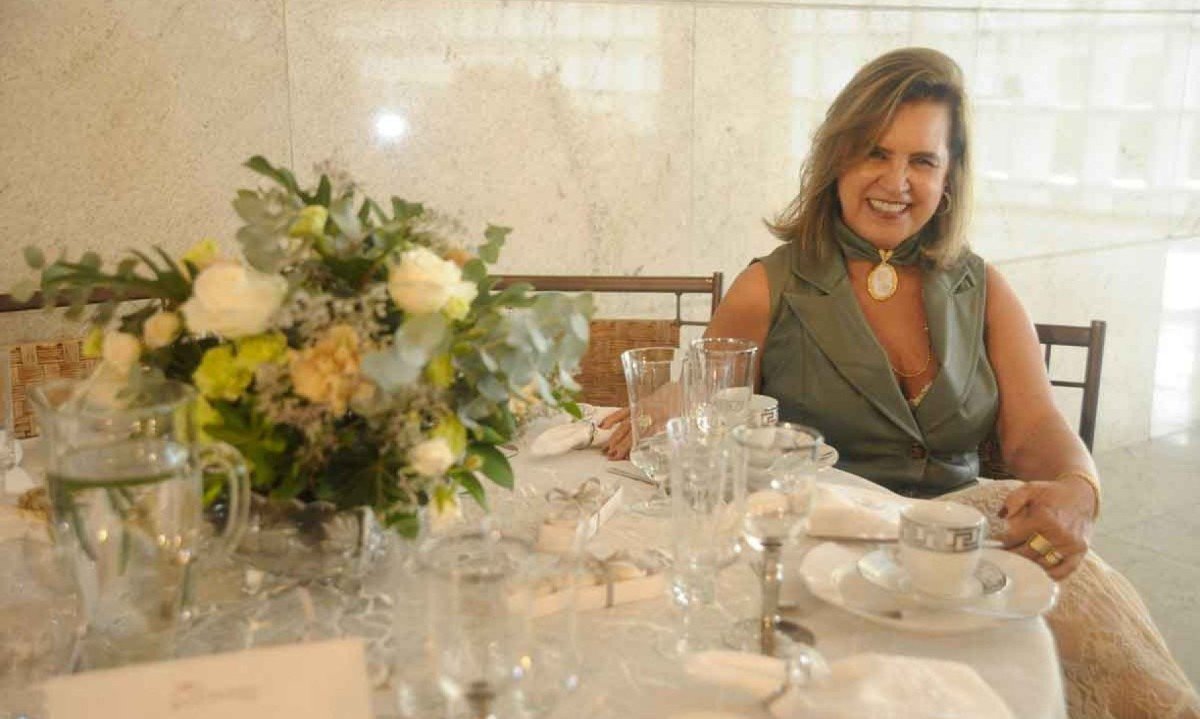 O branco predominou na mesa de Dulce Barcelos, que usou na decora&ccedil;&atilde;o pe&ccedil;as que j&aacute; tinha em casa