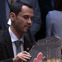 Cleitinho leva pizza para Alcolumbre e pede que Master ‘não acabe em pizza’ - TV Senado/Reprodução