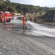 Caminhão despenca de ribanceira na BR-146 e carga de cimento fica na via - CBMMG
