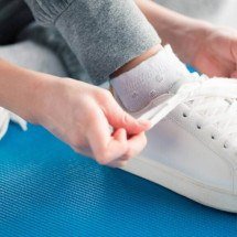 Por que batemos o pé no chão ao calçar sapatos? A biomecânica por trás de um gesto automático do corpo - Portal Giro 10