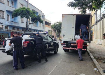 Durante a operação, os agentes encontraram celulares com registros de furto e roubo em um dos boxes vistoriados -  (crédito: Jair Amaral/EM/D.A.Press)