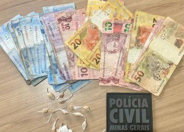 Foram apreendidos 14 pedras de substância semelhante a crack, três papelotes de cocaína e R$ 373 em dinheiro -  (crédito: PCMG/Reprodução)