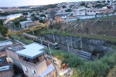 Moradores do Bairro Primeiro de Maio, na Regi&atilde;o Norte de Belo Horizonte, convivem diariamente com centenas de deslocamentos dos trens do metr&ocirc;  -  (crédito: Marcos Vieira/EM/D.A.Press)