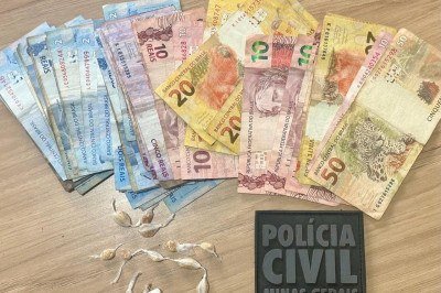 Foram apreendidos 14 pedras de substância semelhante a crack, três papelotes de cocaína e R$ 373 em dinheiro -  (crédito: PCMG/Reprodução)