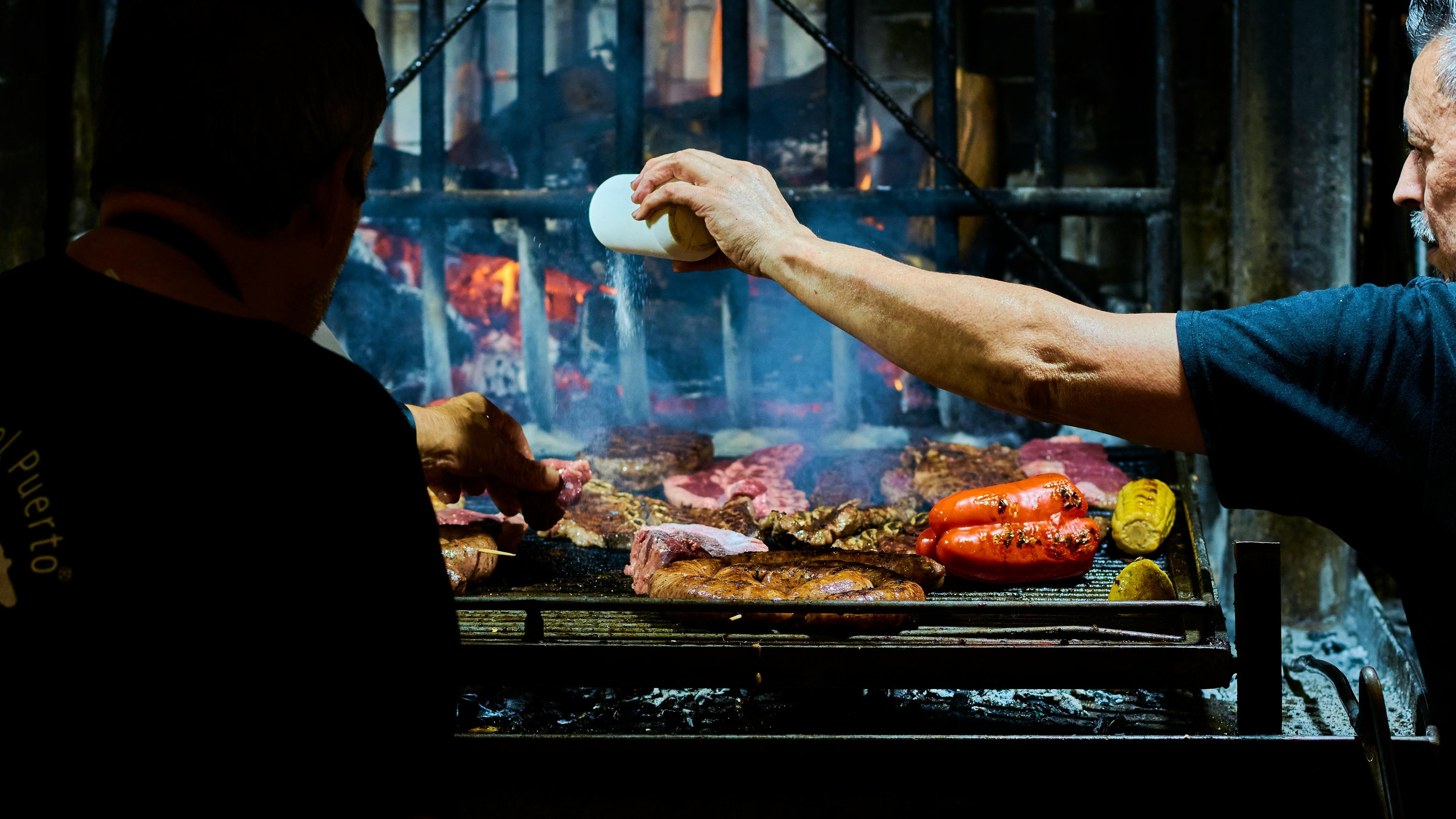 Mestres da parrilla preparam a carne com sal grosso sobre as brasas, t&eacute;cnica essencial do churrasco uruguaio. -  (crédito: Pexels)